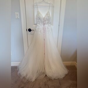 Mac Duggal Appliqué V neck backless dress size 4 white NWT